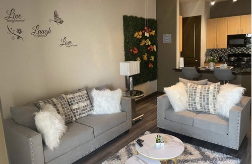 The Woodlands Apartment | ⭐️ FLOWER-TREE STAY (SELFIE-STATION)
