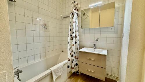 Saint-Julien-en-Genevois Apartment | Flowers Studio