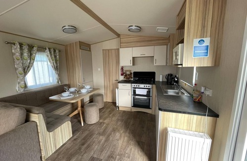 Leysdown-on-Sea Cottage | Fluffy Caravan Sleeps 4, Pet-Friendly
