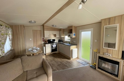 Leysdown-on-Sea Cottage | Fluffy Caravan Sleeps 4, Pet-Friendly