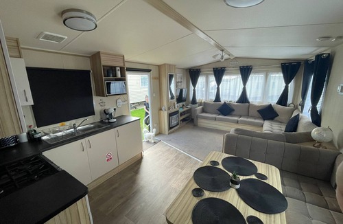 Leysdown-on-Sea Cottage | Fluffy Caravan Sleeps 4, Pet-Friendly