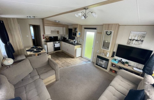 Leysdown-on-Sea Cottage | Fluffy Caravan Sleeps 4, Pet-Friendly