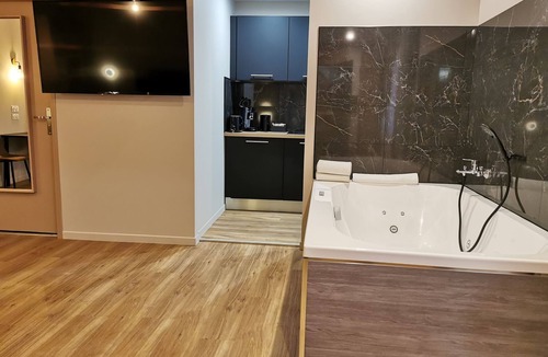 Moyen-Vernet Apartment | Fluidra: whirlpool bath, ground floor