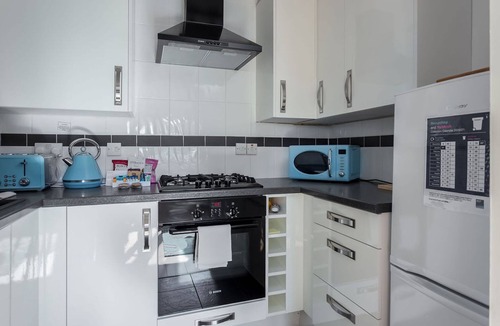 Poole Apartment | Flutes - Moments from Baiter Park and Waterfront