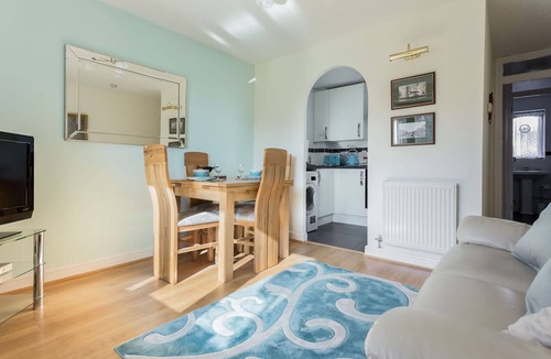 Poole Apartment | Flutes - Moments from Baiter Park and Waterfront