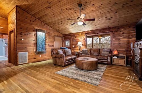 Compton Cabin | Fly Away Cabin- Modern, Serene, And Convenient