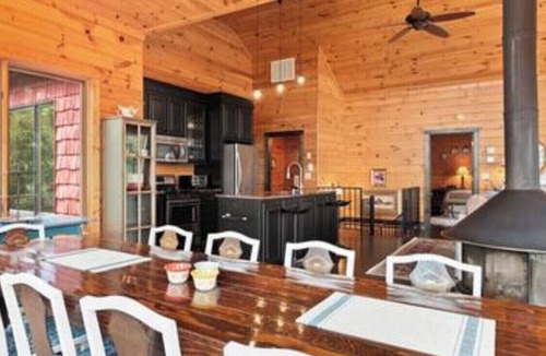 Lynn House | Flyin' High: A Rustic Luxury Mountain Getaway with Amazing Views