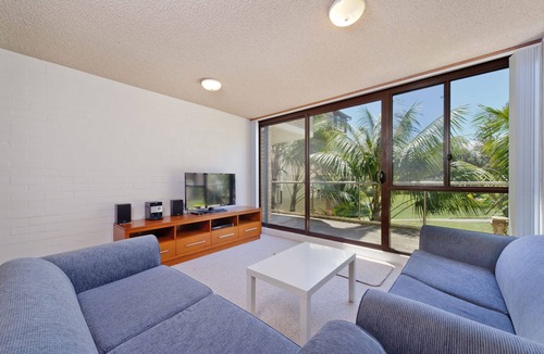 Flynns Beach Apartment | Flynns Beach Air Conditioned Comfort