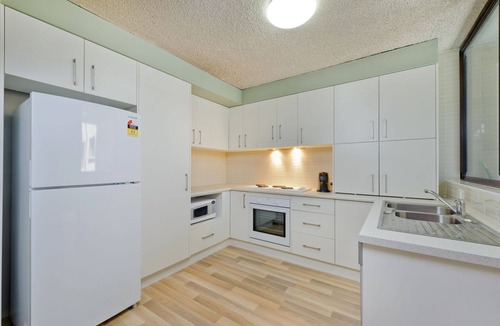 Flynns Beach Apartment | Flynns Beach Air Conditioned Comfort