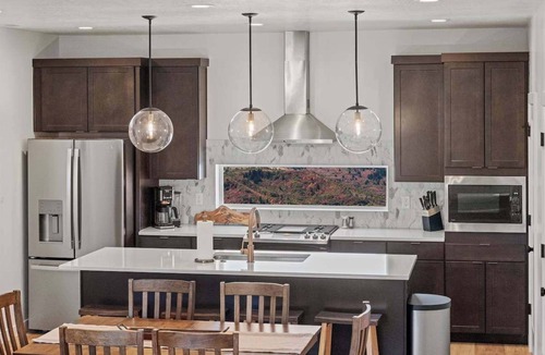 Mountain Green House | Focus Up at the Mountains