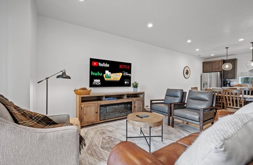 Mountain Green House | Focus Up at the Mountains R5973|Ski Retreat|Hot Tub