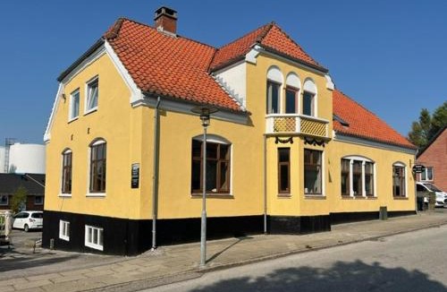 Bindslev Hotel | Folsted - Værelse 104 med eget badeværelse og fri parkering
