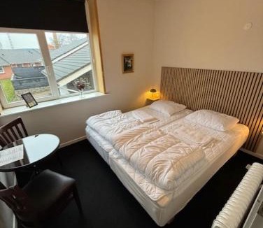 Bindslev Hotel | Folsted - Værelse 104 med eget badeværelse og fri parkering