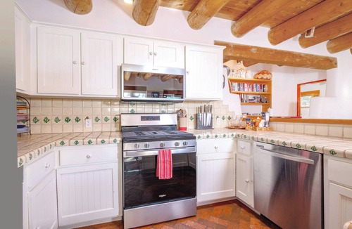 Santa Fe House | Foothills Retreat- Patios| Rooftop Deck|Quiet|2BR
