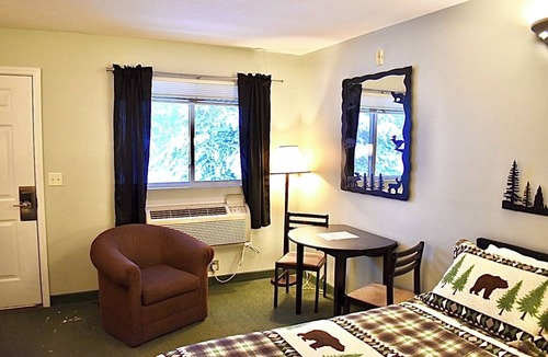 Bellaire Hotel | Footsteps from 4 seasons of fun.