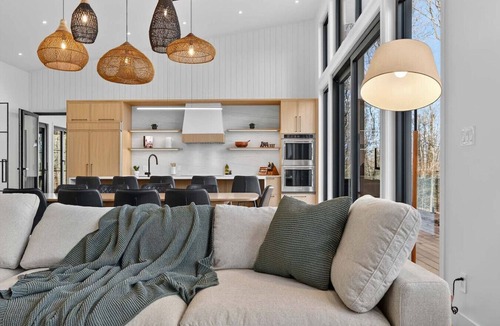 Mont-Tremblant Ski Chalet | Forêt de Verre: Luxury Forest Retreat w/Hot Tub