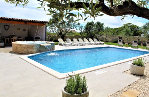Vodnjan Villa | For large group, pool 50 m2-option heated pool, Jacuzzi, 4 km beach, sea view