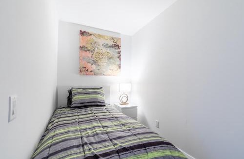 Bloor-Yorkville Apartment | Forest 1Bd & DEN in Yorkville 10 Floor
