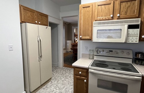 Des Moines Apartment | Forest Ave Historic Rutledge home 8 beds close to everything in the metro.