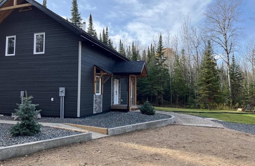 Manitoba Cabin | Forest Cabin Getaway! Sleeps 8, Hot Tub, Fireplace