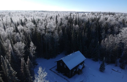 Manitoba Cabin | Forest Cabin Getaway! Sleeps 8, Hot Tub, Fireplace