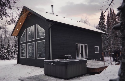 Manitoba Cabin | Forest Cabin Getaway! Sleeps 8, Hot Tub, Fireplace