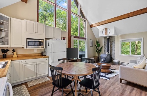 Ridgeway Cabin | Forest cabin w/hot tub, deck & huge yard