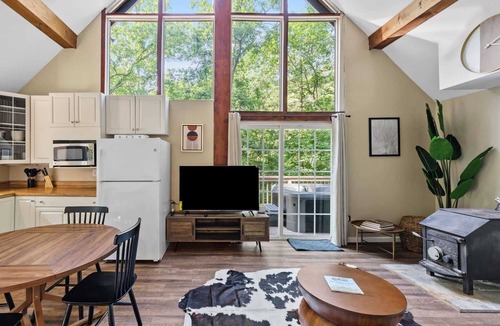 Ridgeway Cabin | Forest cabin w/hot tub, deck & huge yard