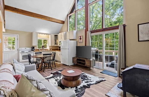 Ridgeway Cabin | Forest cabin w/hot tub, deck & huge yard