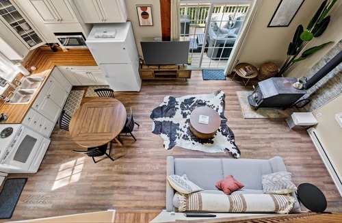 Ridgeway Cabin | Forest cabin w/hot tub, deck & huge yard