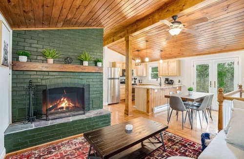 Millville Ski Chalet | Forest chalet w/hot tub & BBQ grill