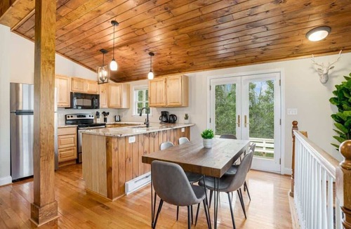 Millville Ski Chalet | Forest chalet w/hot tub & BBQ grill