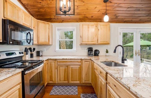 Millville Ski Chalet | Forest chalet w/hot tub & BBQ grill