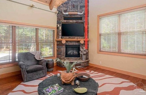 Milton Cabin | Forest Creek Lodge Su