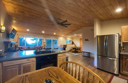 Running Springs Cabin | Forest-Edge Mtn Escape Views SkyPark Nearby