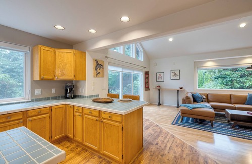 Clinton House | Forest Front Home w/Fire Pit, Mins to Beaches, Wineries | Cedarview Retreat