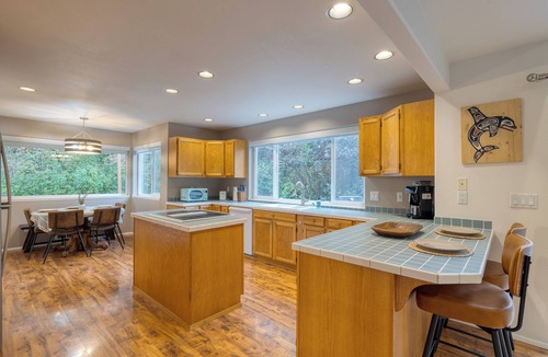 Clinton House | Forest Front Home w/Fire Pit, Mins to Beaches, Wineries | Cedarview Retreat