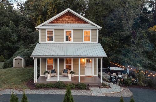 Oakley House | Forest Haven Hot Tub, Fire Pit & Coffee Bar