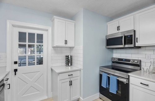 Forest Hills Cottage | Forest Hills Manor w/King Bed