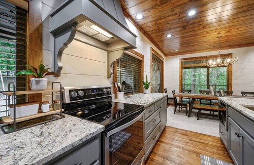 Broken Bow Cabin | Forest Home|5B/5.5BA|Hot tub|Game Room|Playset