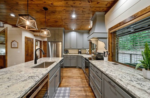 Broken Bow Cabin | Forest Home|5B/5.5BA|Hot tub|Game Room|Playset