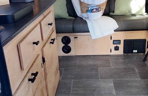 York House | Forest Lane Escapes: Chic & Private Tiny Home Charm – Pet-Friendly & Central