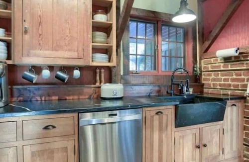 Fayetteville House | Forest Manor - Beautiful & Rustic