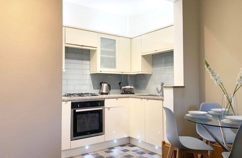 Glenisla House | Forest Park Apartment