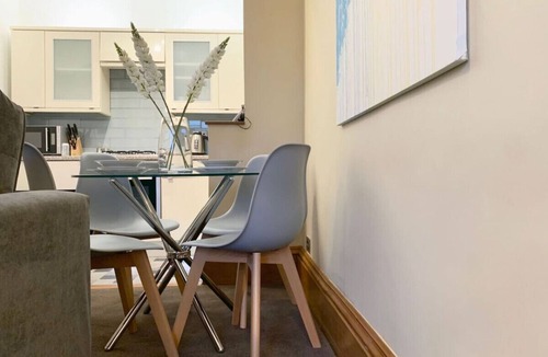 Glenisla House | Forest Park Apartment