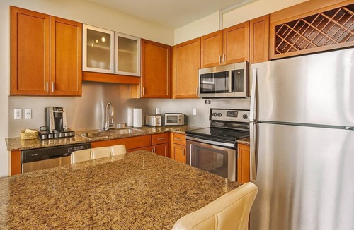 DeBaliviere Place Apartment | Forest Park Skyline Retreat with Balcony, Pool & Parking