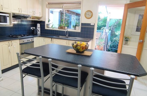 Baulkham Hills House | Forest Retreat 30 mins from Sydney CBD