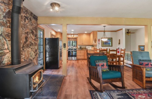 Carnelian Bay Cabin | Forest Retreat - Hot Tub, Close to Lake