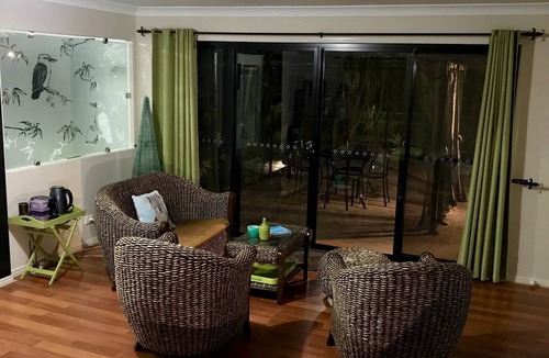 Willow Vale House | Forest Setting, Pool, Cabana, Large bath, Netflix/Foxtel/Wifi, King Size Bed