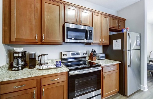 Westerville Apartment | Forest View 2BR | Prime Location | Walk-In Shower!